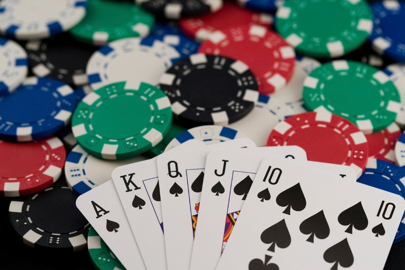 Một ván Poker bắt đầu với 5 lá bài